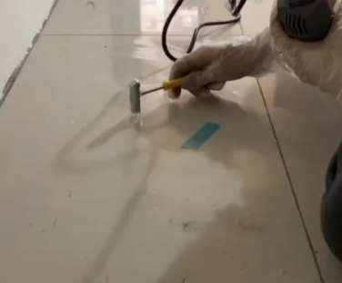 渝水瓷砖开裂维修公司专业分享瓷砖在铺贴前如果没有沥干水分，将会导致以下问题